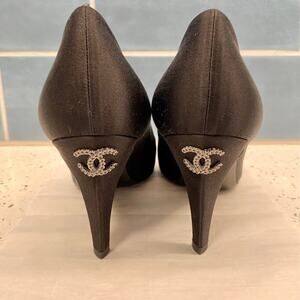 Chanel 2012 Interlocking CC Logo Lagerfeld Satin Crystal Pumps 38.5 Box Dust Bag